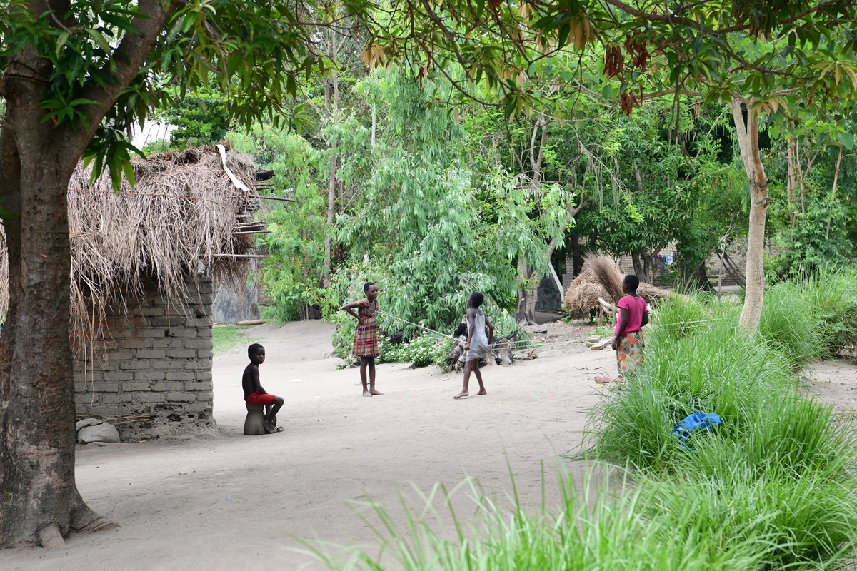 Nguyễn Ngọc, hiện sinh sống tại Đức, có chuyến đi tới Malawi khi Covid-19 chưa bùng phát. Đây là quốc gia không giáp biển tại Đông Nam Phi, được gọi là Trái tim ấm của châu Phi. Cái tên Malawi, nghĩa là ngọn lửa, xuất phát từ Maravi, bộ tộc đầu tiên tại quốc gia này. 