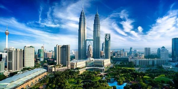 Malaysia được coi là điểm mua sắm nổi tiếng thế giới là nhờ chiến lược phát triển và quảng bá, biến quốc gia này trở thành điểm đến mua sắm tổng hợp, toàn diện, không chỉ có các hoạt động mua sắm hợp túi tiền mà còn cung cấp rất nhiều dịch vụ vui chơi giải trí, chăm sóc sức khỏe và làm đẹp cho du khách. Ảnh: Georgeapostolidis. Malaysia được coi là điểm mua sắm nổi tiếng thế giới là nhờ chiến lược phát triển và quảng bá, biến quốc gia này trở thành điểm đến mua sắm tổng hợp, toàn diện, không chỉ có các hoạt động mua sắm hợp túi tiền mà còn cung cấp rất nhiều dịch vụ vui chơi giải trí, chăm sóc sức khỏe và làm đẹp cho du khách. Ảnh: Georgeapostolidis.