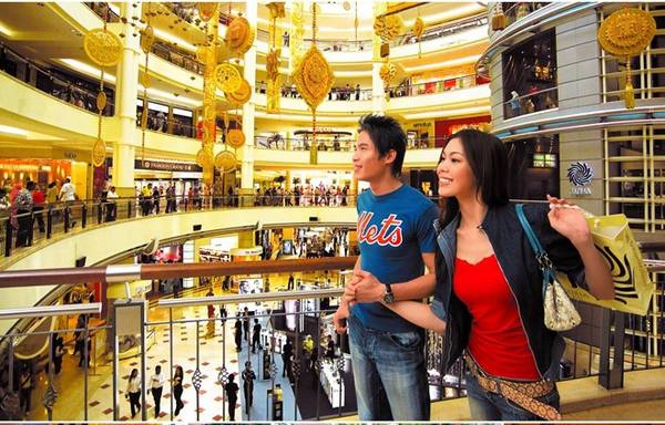 Malaysia có 3 mùa giảm giá lớn thường niên: mùa giảm giá đầu năm Malaysia Super Sale (từ 1-31/3); siêu giảm giá giữa năm 1Malaysia Mega Sale Carnival (15/6-31/8); và mùa giảm giá cuối năm 1Malaysia Year End Sale (1/11-31/12). Cùng áp dụng một khẩu hiệu mới xuyên suốt năm “Siêu ưu đãi, trải nghiệm tuyệt vời”, ba đợt giảm giá thu hút một lượng lớn người dân bản địa tại Malaysia và du khách quốc tế đến mua sắm, ăn tối và giải trí, nghỉ ngơi trong suốt mùa mua sắm tốt nhất của năm. Ảnh: Virtualmalaysia. Malaysia có 3 mùa giảm giá lớn thường niên: mùa giảm giá đầu năm Malaysia Super Sale (từ 1-31/3); siêu giảm giá giữa năm 1Malaysia Mega Sale Carnival (15/6-31/8); và mùa giảm giá cuối năm 1Malaysia Year End Sale (1/11-31/12). Cùng áp dụng một khẩu hiệu mới xuyên suốt năm “Siêu ưu đãi, trải nghiệm tuyệt vời”, ba đợt giảm giá thu hút một lượng lớn người dân bản địa tại Malaysia và du khách quốc tế đến mua sắm, ăn tối và giải trí, nghỉ ngơi trong suốt mùa mua sắm tốt nhất của năm. Ảnh: Virtualmalaysia.