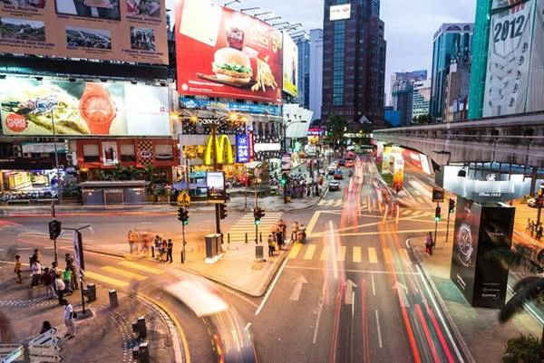 Các điểm du lịch chính của Malaysia như Kuala Lumpur, Penang hay Johor đều được đầu tư xây dựng các trung tâm mua sắm lớn. Trong đó, Kuala Lumpur đã giành được nhiều giải thưởng mua sắm quốc tế, trong đó bao gồm top 5 các điểm đến mua sắm tốt nhất từ Expedia UK năm 2016, xếp thứ 4 trong danh sách những thành phố mua sắm tốt nhất thế giới theo CNN trong hai năm liên tiếp 2012-2013. Ảnh: Kuala-lumpur. Các điểm du lịch chính của Malaysia như Kuala Lumpur, Penang hay Johor đều được đầu tư xây dựng các trung tâm mua sắm lớn. Trong đó, Kuala Lumpur đã giành được nhiều giải thưởng mua sắm quốc tế, trong đó bao gồm top 5 các điểm đến mua sắm tốt nhất từ Expedia UK năm 2016, xếp thứ 4 trong danh sách những thành phố mua sắm tốt nhất thế giới theo CNN trong hai năm liên tiếp 2012-2013. Ảnh: Kuala-lumpur.