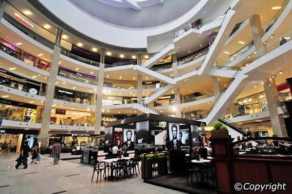 Kuala Lumpur có các tổ hợp mua sắm rộng hàng trăm nghìn m2, với vô vàn chủng loại hàng hóa, từ hàng hóa cao cấp mới nhất tới từ các thương hiệu nổi tiếng thế giới, đến các mặt hàng thủ công mỹ nghệ của Malaysia. Du khách có thể dễ dàng tìm được các món đồ ưng ý ở Fahrenheit 88, IOI City Mall, Pavilion Kuala Lumpur, SOGO Kuala Lumpur, Sunway Putra Mall... Ảnh: Kuala-lumpur. Kuala Lumpur có các tổ hợp mua sắm rộng hàng trăm nghìn m2, với vô vàn chủng loại hàng hóa, từ hàng hóa cao cấp mới nhất tới từ các thương hiệu nổi tiếng thế giới, đến các mặt hàng thủ công mỹ nghệ của Malaysia. Du khách có thể dễ dàng tìm được các món đồ ưng ý ở Fahrenheit 88, IOI City Mall, Pavilion Kuala Lumpur, SOGO Kuala Lumpur, Sunway Putra Mall... Ảnh: Kuala-lumpur.