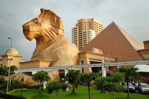 Ngoài ra, du khách còn có thể thỏa thích mua sắm trong các trung tâm mua sắm khổng lồ khắp Malaysia như Johor Premium Outlet tại Johor, Mitsui Outlet Park-KLIA và Sunway Pyramid tại Selangor, hay George Town tại Penang. Ảnh: Worldstoptens. Ngoài ra, du khách còn có thể thỏa thích mua sắm trong các trung tâm mua sắm khổng lồ khắp Malaysia như Johor Premium Outlet tại Johor, Mitsui Outlet Park-KLIA và Sunway Pyramid tại Selangor, hay George Town tại Penang. Ảnh: Worldstoptens.
