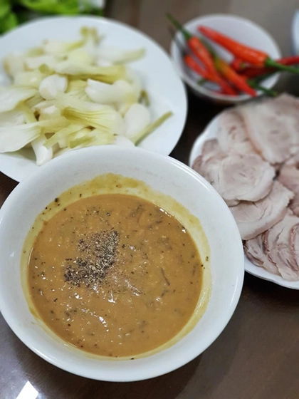 Mắm rươi ăn với thịt luộc hoặc chưng lên ăn cùng cơm nóng.