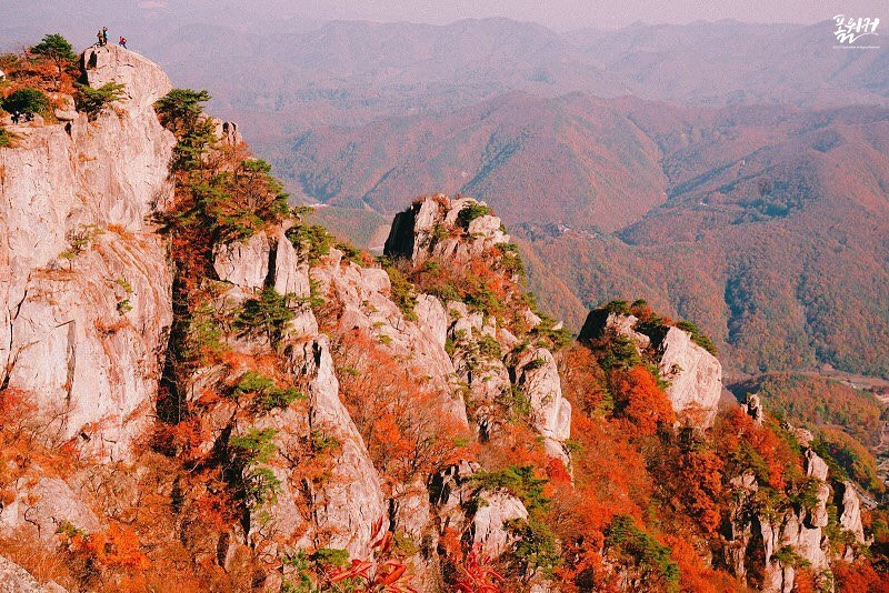  Công viên tỉnh Daedunsan: Tọa lạc tại Nonsan thuộc tỉnh Chungcheongnam-do, công viên Daedunsan được biết đến với những dốc đá cao hùng vĩ. Dốc đá cao nhất có độ cao 878 m so với mực nước biển. Ảnh: @wesc07.