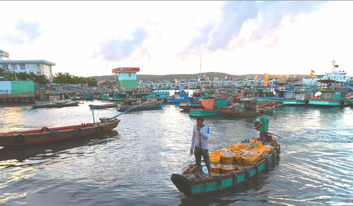 man-nhan-tai-cang-ca-lau-doi-o-dao-ngoc-phu-quoc-ivivu-2