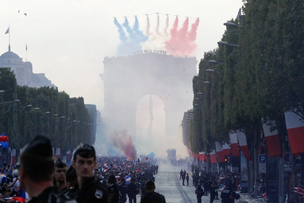 Hầu hết các cảnh rượt đuổi gay cấn giữa phim được quay ở thủ đô Paris của nước Pháp, xung quanh Khải Hoàn Môn tọa lạc tại quảng trường Etoile, đồng thời là điểm cuối của đại lộ Champs Elysees - điểm du lịch đông khách bậc nhất nước này. Đây là công trình lịch sử do Napoleon xây dựng vào năm 1806 để vinh danh quân đội Đệ nhất Đế chế Pháp, hoàn thành vào năm 1836. Hiện nay, nó trở thành nơi tổ chức các lễ hội, sự kiện lớn, như ăn mừng chức vô địch World Cup 2018 tháng trước. Hầu hết các cảnh rượt đuổi gay cấn giữa phim được quay ở thủ đô Paris của nước Pháp, xung quanh Khải Hoàn Môn tọa lạc tại quảng trường Etoile, đồng thời là điểm cuối của đại lộ Champs Elysees - điểm du lịch đông khách bậc nhất nước này. Đây là công trình lịch sử do Napoleon xây dựng vào năm 1806 để vinh danh quân đội Đệ nhất Đế chế Pháp, hoàn thành vào năm 1836. Hiện nay, nó trở thành nơi tổ chức các lễ hội, sự kiện lớn, như ăn mừng chức vô địch World Cup 2018 tháng trước.