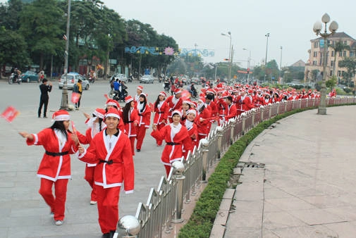 Các Ông Bà già Noel VietJetAir đã diễu hành qua các con phố để mang không khí Giáng Sinh ấm áp đến với mọi nơi và….