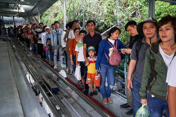 Có hơn 100 xe trượt liên tục lên xuống nhà ga. Vào dịp lễ Tết, rất đông khách thập phương viếng chùa và xếp hàng chờ lên xuống núi bằng máng trượt. Giá vé cho một người là 85.000 đồng.