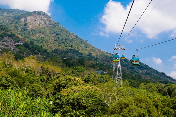 Núi Bà Đen cách TP HCM khoảng 100 km là ngọn núi cao nhất Đông Nam Bộ (986 m). Vị thần thờ chính trên núi là Bà Đen hay còn gọi là Linh Sơn Thánh Mẫu.