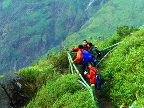 Fansipan không phải là nơi dễ chinh phục nếu không có người dẫn đường có kinh nghiệm . Fansipan không phải là nơi dễ chinh phục nếu không có người dẫn đường có kinh nghiệm .