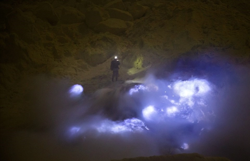 Núi lửa Kawah ljen nằm ở Đông Java, Indonesia. Những ngọn lửa xanh đẹp mắt là do sự bốc cháy của khí sulfuric khi tiếp xúc với không khí. Núi lửa Kawah ljen nằm ở Đông Java, Indonesia. Những ngọn lửa xanh đẹp mắt là do sự bốc cháy của khí sulfuric khi tiếp xúc với không khí.