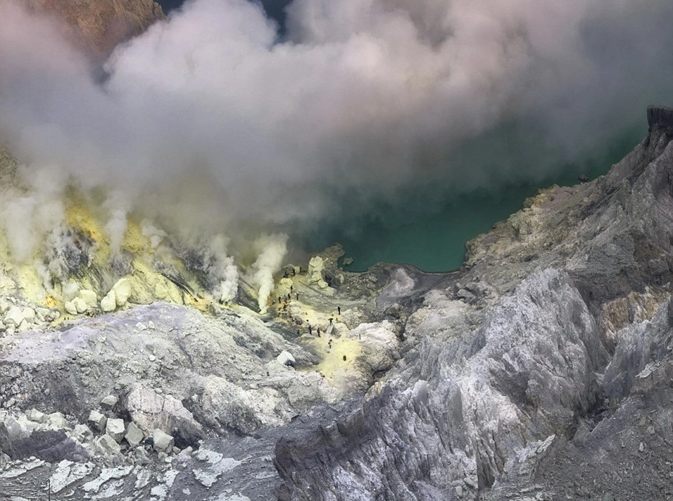 Chiều cao của núi lửa Ijen là 2.600 m. Ngọn núi này phát ra những luồng khí nguy hiểm tới sức khỏe con người. Tầng miệng núi lửa chứa lưu huỳnh tinh khiết và rất độc hại. Chiều cao của núi lửa Ijen là 2.600 m. Ngọn núi này phát ra những luồng khí nguy hiểm tới sức khỏe con người. Tầng miệng núi lửa chứa lưu huỳnh tinh khiết và rất độc hại.