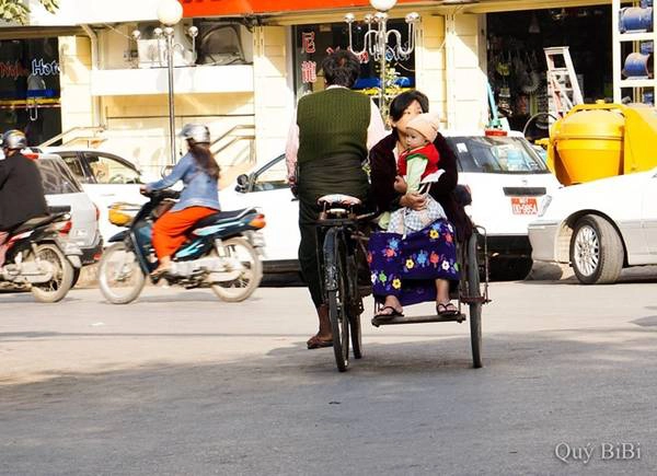 Myanmar bị cấm vận suốt một thời gian dài, nên những phương tiện đi lại chủ yếu ở đây nhìn chung giống nước chúng ta những năm 1990. 