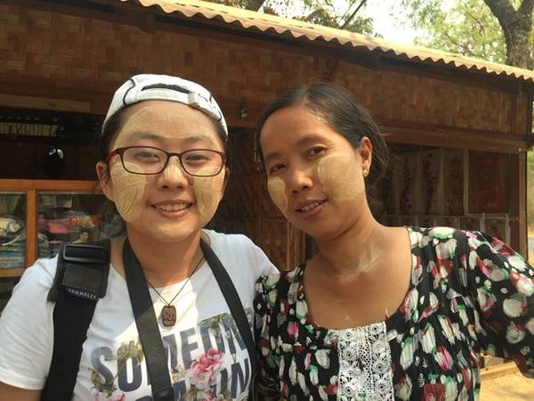 Tại Mahabodi Pagoda, chúng tôi được chị Thwin Thwin ở chùa Mahabodi (tên Myanmar nên không chắc phiên âm đúng không) rất dễ thương thoa thanaka lên mặt cho miễn phí. 