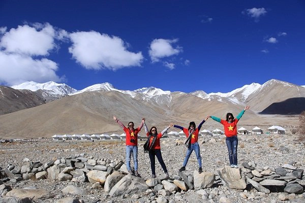 Du khách Việt Nam đến thăm hồ Pangong. Du khách Việt Nam đến thăm hồ Pangong.