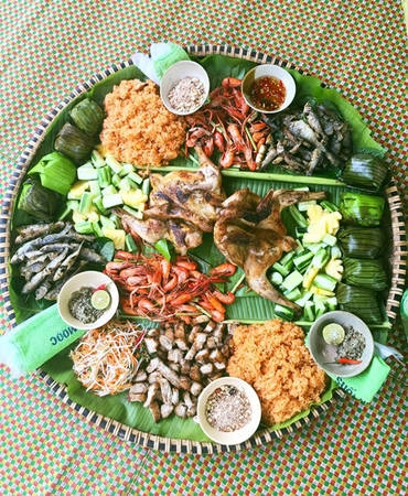 Khách vào khu du lịch không được mang đồ ăn để tránh xả rác, ảnh hưởng đến môi trường thiên nhiên. Tuy vậy, theo Diễm Hương, việc làm này không phải là để chặt chém du khách khi phải ăn trong nhà hàng. Bữa ăn được chuẩn bị rất tươi ngon, đầy đủ với tôm khe, gà đồi, cá bạc tươi với giá phải chăng.
