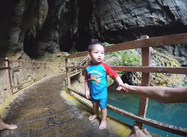 Hang Tối có chiều dài 6 km và được ví là một “Sơn Đoòng thu nhỏ”. Nằm trong vùng lõi của vườn quốc gia Phong Nha - Kẻ Bàng, ngay bên bờ sông Chày. Hang Tối tiêu biểu cho sự kiến tạo địa chất cách đây khoảng 400-500 triệu năm. Cùng với mẹ Hương khám phá địa danh kỳ vĩ này, bé Noah trở thành "phượt thủ" nhỏ tuổi nhất đặt chân tới hang Tối kể từ khi nơi này chính thức được mở cửa cho du khách.
