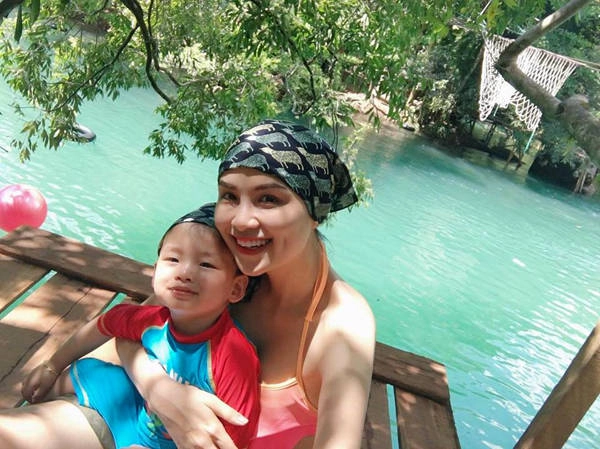 Được mẹ cho đi du lịch xa từ khi còn nhỏ nhưng Noah không khỏi bỡ ngỡ khi theo mẹ đặt chân tới hang Tối và tắm mình dưới dòng nước mát lạnh ở suối nước Moọc. Diễm Hương cho biết, cô muốn cho con trai được có những trải nghiệm đầu tiên với thiên nhiên và cảm nhận vẻ đẹp đất nước ngay từ khi còn nhỏ.