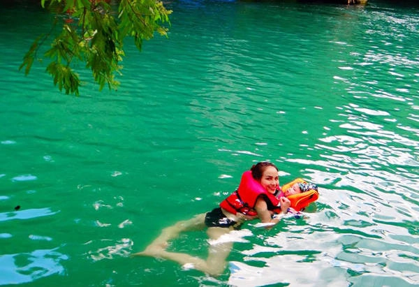 "Liều" cho con tắm suối, Diễm Hương cho bé mặc áo phao, xuống nước từ từ. Ban đầu, Noah hơi hoảng đôi chút nhưng được mẹ ôm sát vào người, dần dần quen và thích thú. Cô chỉ cho bé tắm chừng 10 phút để trải nghiệm rồi nhanh chóng lên bờ, thay quần áo và ăn uống. Vốn có kinh nghiệm cho con đi chơi xa nhiều, Diễm Hương chuẩn bị khá đầy đủ hành trang về thuốc chống côn trùng, quần áo, giày mũ để đảm bảo sức khỏe cho con.