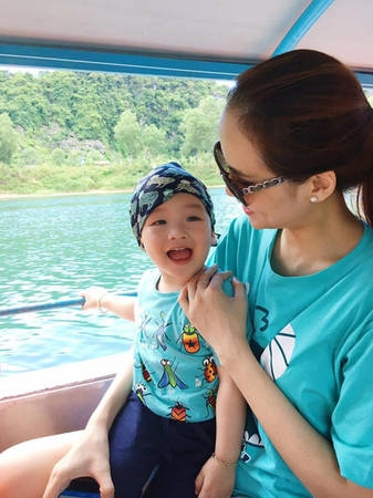Thông thường, du khách sẽ tham gia trải nghiệm đường trượt zipline trên không, băng qua sông để tới cửa hang. Nhưng do đi cùng con nhỏ nên Hoa hậu Thế giới người Việt chọn phương pháp đi thuyền, vừa ngắm nhìn cảnh vật hai bên bờ, vừa cho con trai từ từ thích nghi với môi trường thiên nhiên.