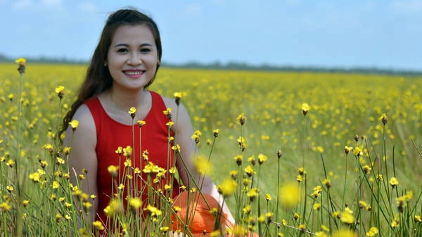Du khách mê đắm với vẻ đẹp của cánh đồng hoa