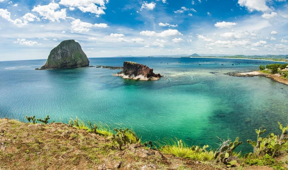 Tuy cách xa thành phố Tuy Hòa (Phú Yên) khoảng 30 km về hướng đông bắc, Hòn Yến vẫn thu hút giới trẻ gần xa đến check-in. Quần thể Hòn Yến được công nhận là Di tích Danh thắng cấp quốc gia vào tháng 4/2018. Ảnh: Shutterstock/Tran Qui Thinh.