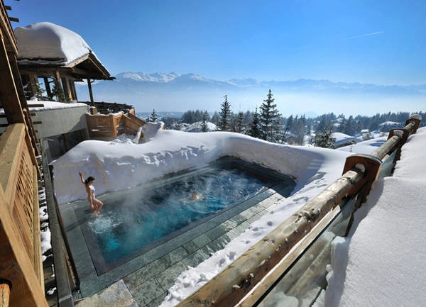 Hồ bơi nước nóng ngoài trời LeCrans nhìn ra dãy Alps, Thụy Sĩ.