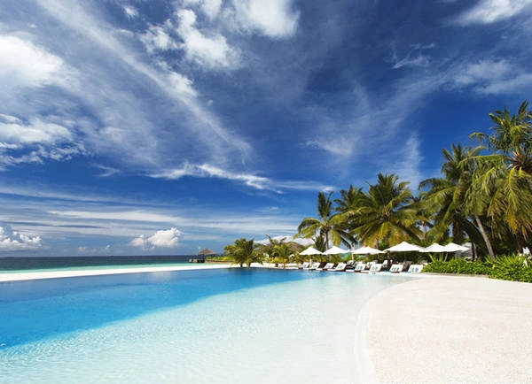 Những bãi biển tuyệt đẹp không phải là nơi duy nhất để bạn có thể vùng vẫy ở Maldives. Ở đây còn có các hồ bơi trước biển được xây dốc thoai thoải tạo cảm giác như bạn đang bơi ra giữa đại dương.