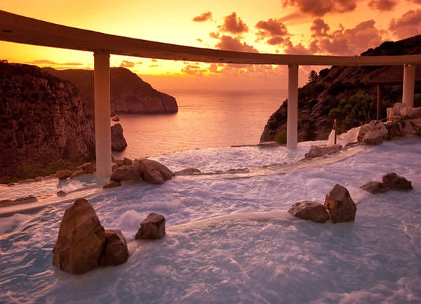 Được xây dựng như các bậc thang, hồ bơi trên vách núi Na Xamena (Ibiza, Tây Ban Nha) có thể nhìn ra toàn cảnh Địa Trung Hải.