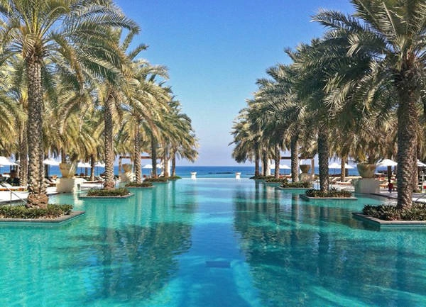 Dài tới 50m hướng về phía biển, Al Bustan Palace (Muscat, Oman) có hệ thống riêng để kiểm soát nhiệt độ trong bể bơi.