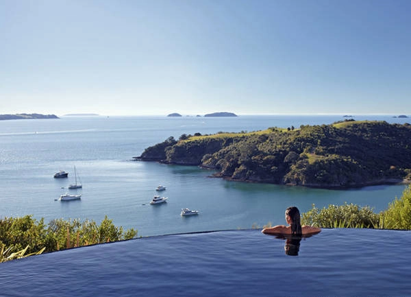 Hồ bơi nước nóng của Delamore Lodge (đảo Waiheke, New Zealand) có cảnh quan tuyệt đẹp nhìn ra vịnh Owhaneke.