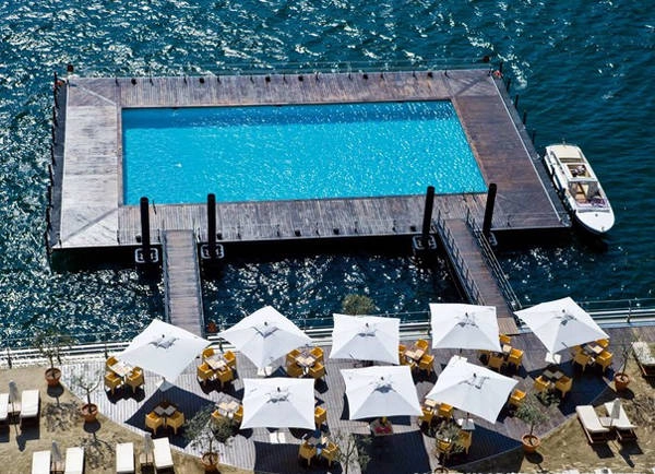 Khách sạn Grand Tremezoo của Italy xây dựng hẳn một bể bơi nổi bồng bềnh trên mặt hồ Como.