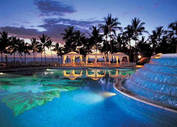 Grand Wailea ở A Waldorf Astoria Resort (Maui, Hawaii) gồm 9 hồ bơi nối với nhau. Bên cạnh hồ bơi là các quầy bar thân thiện còn giữa hồ có một đài phun nước.