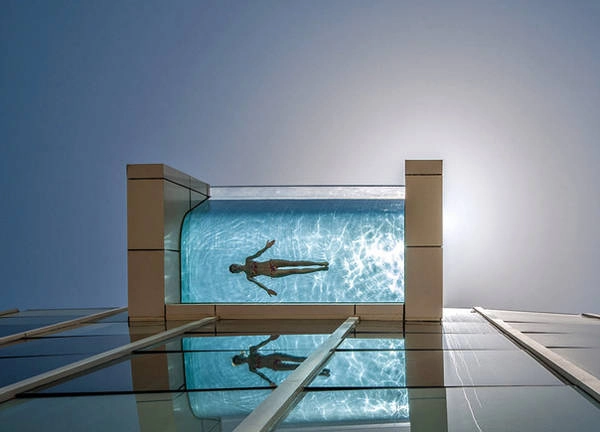 Bể bơi trên tầng 26 của khách sạn InterContinental Dubai (Các tiểu vương quốc Ảrập Xêút) được xây nhô ra bên ngoài cho phép người bơi có thể nhìn xuống đường phố nhờ lớp kính phía đáy trong suốt.