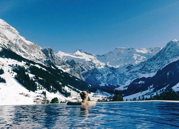 Bể bơi nước nóng ngoài trời ở Cambri (Adelboden, Thụy Sĩ).