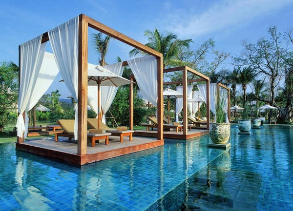 Bể bơi ở Sarojin (Khao Lak, Thái Lan) cho phép bạn nằm thư giãn giữa hồ nhờ thiết kế độc đáo.