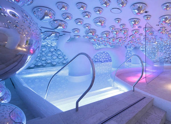 Tọa lạc ở khu phố thời trang nhất tại Milan (Italy), bể bơi trong nhà của khách sạn Boscolo Milano cũng không kém phần sành điệu. Các chiếc đèn vạn hoa được lắp kín trên trần và có thể thay đổi màu sắc cực huyền ảo.