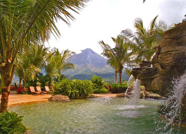Mang hơi hướng hòa mình vào thiên nhiên, bể bơi ở khu resort The Springs (Costa Rica) được xây giữa rừng với nguồn nước chảy từ các núi đá.