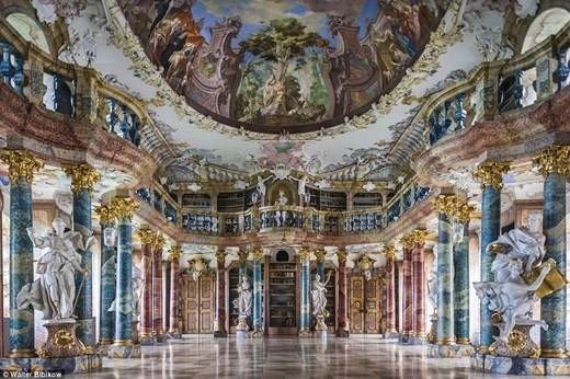Giành ngôi vị thư viện “sang chảnh” nhất chính là thư viện Wiblingen Abbey. Thư viện nhà dòng có từ thế kỉ 18 này mang phong cách Rococo với điểm nhấn là vàng và các bức tượng. (Nguồn: Daily Mail)