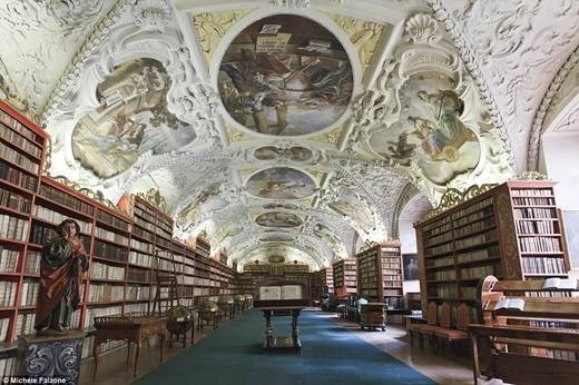 Hội trường Thần học bên trong thư viện Strahov ở Prague có thể làm bất cứ ai choáng ngợp vì sự lộng lẫy. (Nguồn: Daily Mail)