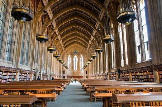 Dành cho những fan cuồng của cậu bé phù thủy Harry Potter: phòng đọc lấy cảm hứng từ trường Hogwarts ở thư viện Suzzallo thuộc trường đại học Washington sáng lung linh nhờ những hàng đèn bằng đồng, những chiếc bàn gỗ sồi đồ sộ bên dưới mái nhà cao gần 20m. (Nguồn: Daily Mail)