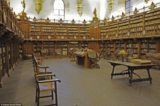 Thư viện của trường đại học Salamanca ở Tây Ban Nha chứa một lượng sách khá khủng – gần 906.000 quyển. Đến đây, bạn có thể tha hồ “lê la” đọc sách cả ngày trên những chiếc ghế gỗ cực kì thoải mái. (Nguồn: Daily Mail)