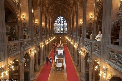 Nằm ở thành phố Manchester, thư viện John Rylands mang đậm phong cách Gothic, được mở từ ngày 1/1/1900. Trong ảnh là phòng đọc với những ô cửa kính thơ mộng. (Nguồn: Daily Mail)