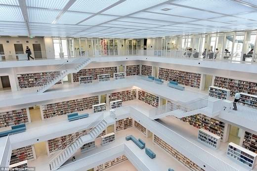 Còn thư viện Stadtbibliothek Stuttgart ở Đức đã có mặt từ năm 1965 với thiết kế tối giản nhưng cực kì hiện đại. (Nguồn: Daily Mail)