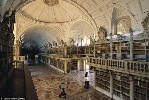 Cuối cùng, thư viện nhà dòng ở cung điện quốc gia Mafra chứa một số sách khá khiêm tốn so với những thư viện còn lại – chỉ 36.000 quyển – nhưng đã được lưu trữ từ rất lâu. (Nguồn: Daily Mail)
