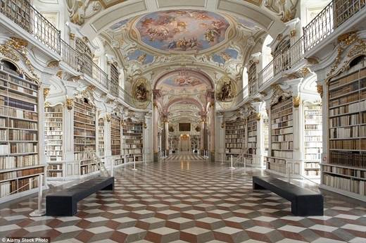 Thư viện nhà dòng lớn nhất thế giới thuộc về thư viện Admont Benedictine Monastery ở Áo với khoảng 200.000 quyển sách được xếp ngay ngắn trong các sảnh lớn tuyệt đẹp. (Nguồn: Daily Mail)