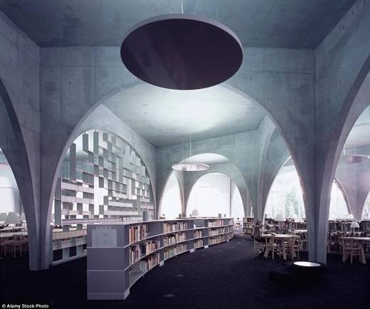 Với thiết kế mái vòm theo phong cách La Mã, thư viện của trường đại học nghệ thuật Tama là một địa điểm lí tưởng cho những con mọt sách tận hưởng thời gian rảnh rỗi trong khoảng không gian đẹp và rất mực tĩnh lặng. (Nguồn: Daily Mail)