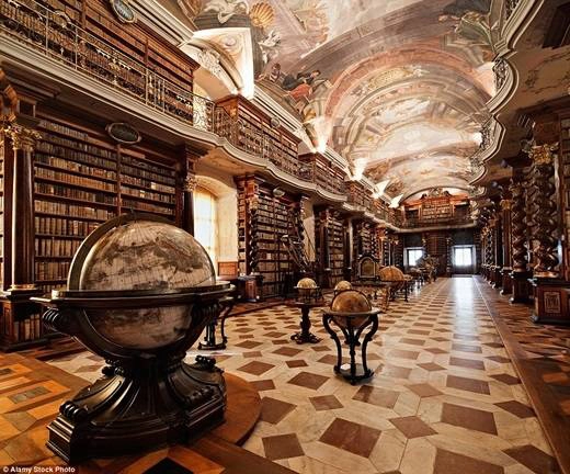 Thư viện Clementinum ở Cộng hòa Séc có phần nội thất lộng lẫy với hoa văn mạ vàng được chạm khắc và bức bích họa khổng lồ trên trần nhà. (Nguồn: Daily Mail)