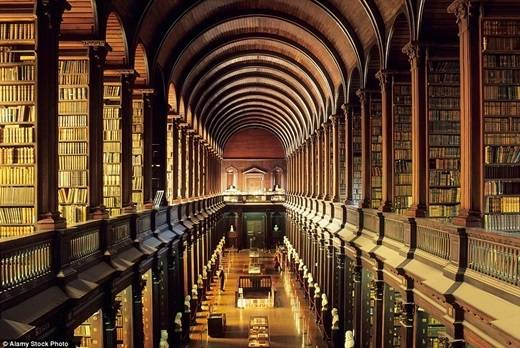Căn phòng có chiều dài 86m của thư viện trường đại học Trinity danh tiếng ở Dublin được xây dựng từ năm 1712 đến năm 1732. Đến những năm 1850, thư viện này được cấp phép lưu trữ những bản sao miễn phí của tất cả các quyển sách được xuất bản ở Ireland và Anh. (Nguồn: Daily Mail)