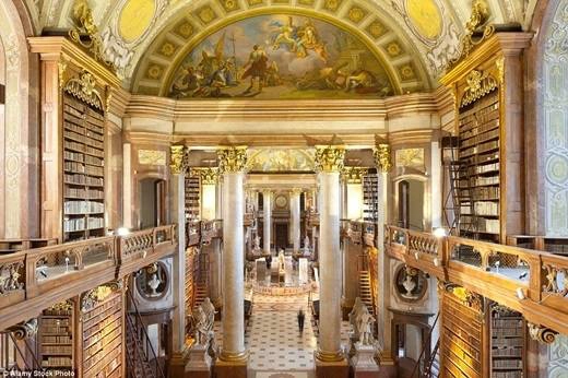 Thư viện quốc gia Áo là một di sản được UNESCO bảo vệ. Cũng không có gì quá ngạc nhiên khi trong công trình có sử dụng vàng ròng và đá cẩm thạch. (Nguồn: Daily Mail)
